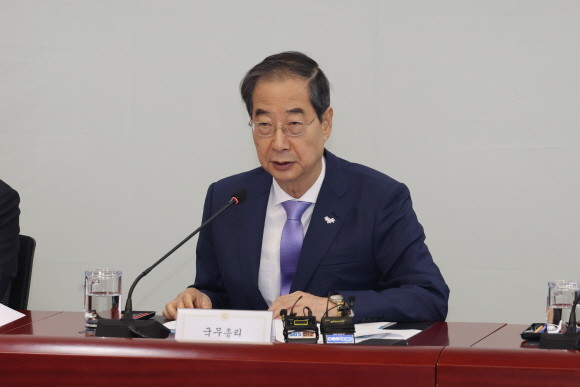 한덕수 국무총리가 16일 인천 중구 인천공항본부세관 특송물류센터에서 열린 제39회 국정현안관계장관회의에서 발언하고 있다. © 연합뉴스