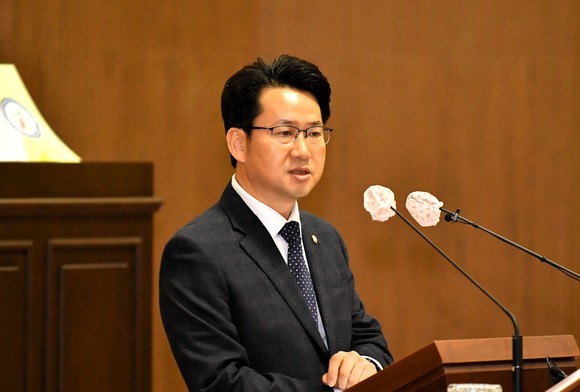 윤성관 진주시의원이 윙스타워 일대 주차환경 개선을 주문하고 있다. ⓒ 프라임경제