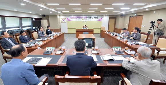 16일 도의회 행정문화위원회 회의실에서 도의원, 관계기관, 학계 전문가 등과 함께 발족식 및 제1차 회의를 개최하고 있다. ⓒ 의회사무국