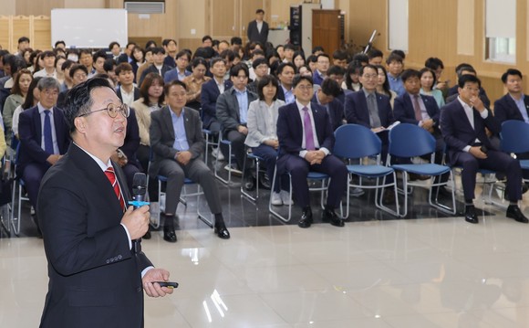 이장우 대전시장은 16일 충북도청을 방문해 "미래 전략과 전술"이라는 주제로 특별강연을 하고 있다. ⓒ 대전시