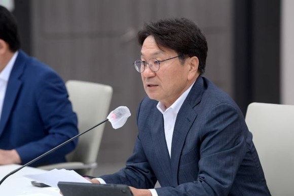 강기정 광주광역시장이 시청 중회의실에서 확대간부회의를 주재하고 있다. ⓒ 광주광역시