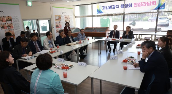 김영환 충북지사는 16일 괴산군을 방문해 괴산군민 도정 운영방향을 설명하고 주민과의 간담회를 개최하고 있다. ⓒ 충북도