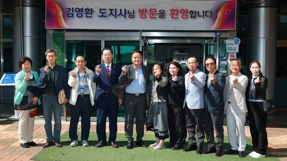 김영환 충북지사는 16일 괴산군을 방문해 괴산군민 200여명에게 도정 운영방향을 설명하고 주민과의 간담회를 개최 후 기념촬영을 하고 있다. ⓒ 충북도