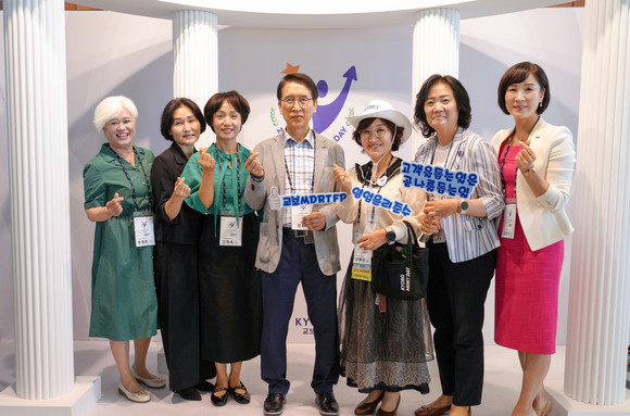 지난 14일 충남 천안 계성원에서 열린 '2024 교보 MDRT DAY'에서 신창재 교보생명 대표이사 겸 이사회 의장(가운데)이 교보 MDRT FP들과 기념촬영을 하고 있다. ⓒ 교보생명