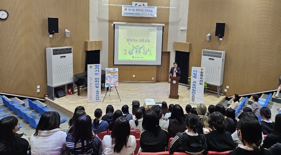 16일 충주예성여자고등학교 2학년 학생을 대상으로 '찾아가는 의회교실'을 운영했다. ⓒ 의회사무국