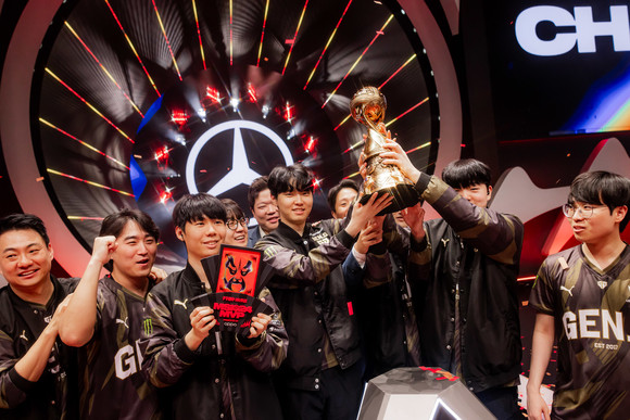 젠지가 2024 MSI 결승전에서 BLG를 3:1로 이기며 우승컵을 들어올렸다. ⓒ 라이엇게임즈