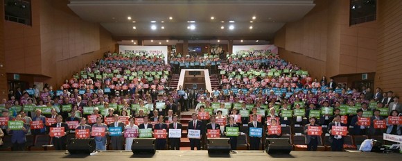 김태흠 충남지사는 20일 민선8기 3년차 공주시를 방문해 언론인 간담회 및 도민과의 대화를 진행 후 카드섹션 퍼포먼스을 하고 있다. ⓒ 프라임경제