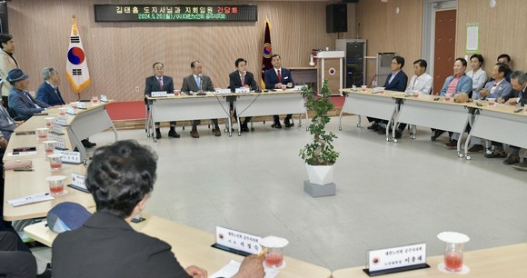 김태흠 충남지사는 20일 민선8기 3년차 공주시를 방문해 언론인 간담회 및 도민과의 대화를 진행하고 있다. ⓒ 프라임경제