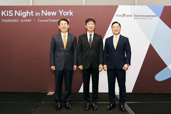 (왼쪽부터) 정은보 한국거래소 이사장, 이복현 금융감독원장, 김성환 한국투자증권 사장이 현지시간 16일 뉴욕에서 열린 'KIS 나잇(KIS Night in New York)' IR행사에서 기념촬영하고 있다. ⓒ 한국투자증권