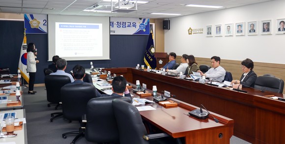 청렴 문화 확산을 위한 2024년 당진시의회 반부패·청렴교육을 실시 하고 있다. ⓒ 의회사무국