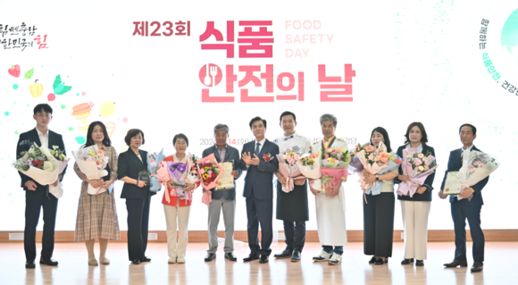 제23회 식품안전의 날 우수기관 표창장 수여 후 단체 기념촬영을 하고 있다. ⓒ 부여군