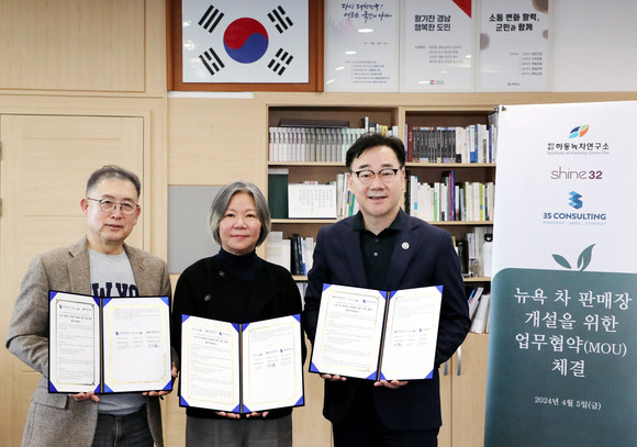 하승철 하동 군수가 뉴욕차 판매장 개설을 위한 업무협약을 체결하고 있다. ⓒ 하동군