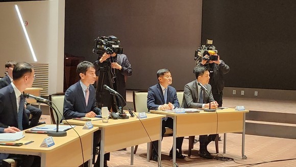 이복현 금융감독원장(왼쪽 두 번째)이 지난 4월25일 금융감독원, 한국거래소, 한국예탁결제원, 한국증권금융이 한국거래소 컨퍼런스홀에서 공동 개최한 '개인투자자와 함께하는 열린 토론'에서 인사말 하고 있다. ⓒ 프라임경제