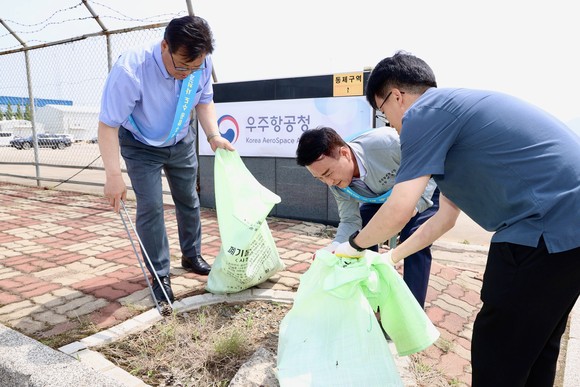 박동식 사천시장이 우주항공청 개청을 맞아 환경정화활동을 실시하고 있다. ⓒ 프라임경제