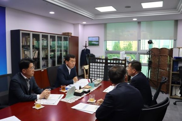 신정훈 의원이 지난 20일 산업통상자원부 강경성 1차관을 만나 전남 화순이 국가첨단산업특화단지로 지정될 수 있도록 협조를 요청하고 있다. ⓒ 신정훈 의원실
