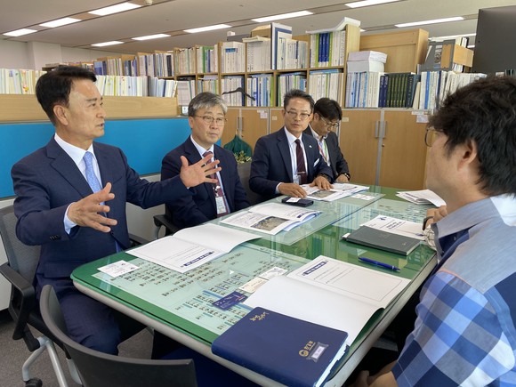 박동식 사천시장이 환경부를 찾고 주요 현안사업을 건의하고 있다. ⓒ 사천시