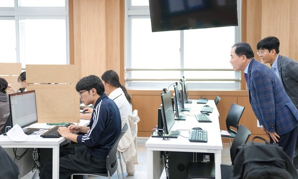 김지철 교육감이 23일 열린 26회 충남상업경진대회를 참관하고 있다. ⓒ 충남교육청