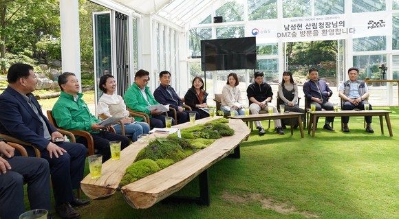 남성현 산림청장(왼쪽 두번째)이 23일 경기도 파주시 DMZ내에서 청년임업인이 임업 경영을 하는 현장을 찾아 관계자들과 간담회를 갖고 있다. ⓒ 산림청
