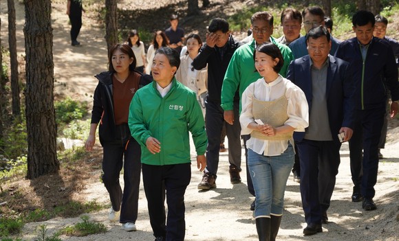 남성현 산림청장(왼쪽)이 23일 경기도 파주시 DMZ내에서 청년임업인이 임업 경영을 하는 현장을 찾아 시설들을 둘러보고 있다. ⓒ 산림청