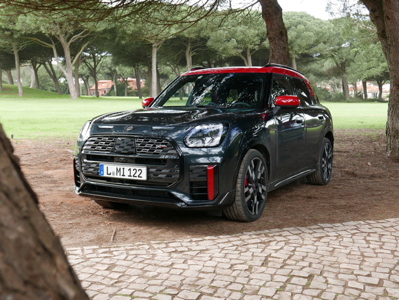 뉴 MINI JCW 컨트리맨은 성능과 다재다능함이 드러나는 대담하고 스포티한 모습을 갖췄다. = 노병우 기자