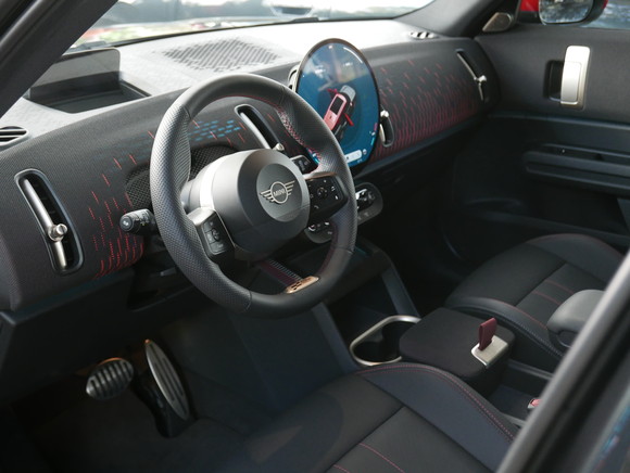 뉴 MINI JCW 컨트리맨의 실내는 간결한 디자인으로 영감을 일깨운다. = 노병우 기자