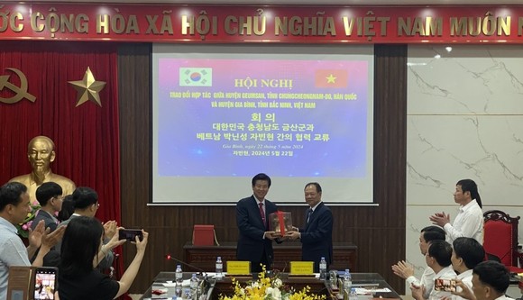 박범인 금산군수 자빈현 방문 후 기념촬영을 하고 있다. ⓒ 금산군