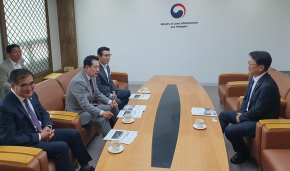 김동일 보령시장이 24일 박상우 국토교통부 장관과 면담을 갖고 보령형 포용도시 완성을 위한 적극적인 지원을 요청을 하고 있다. ⓒ 보령시