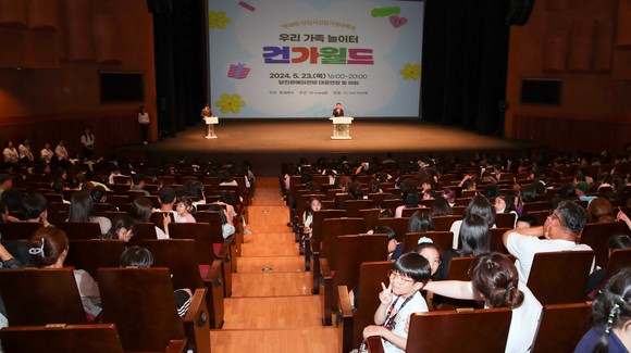 23일 문예의 전당 일원에서 '제18회 건강가정 대축제'에서 오성환 시장이 축사를 하고 있다. ⓒ 당진시