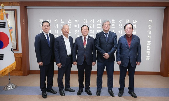 최민호 시장은 24일 시정 현안에 대한 자문과 전문가 의견 수렴을 강화하기 위해 비상임 정책특별보좌관 4명을 추가 위촉 후 기념촬영을 하고 있다. ⓒ 세종시