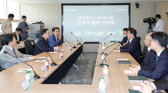 이장우 대전시이 24일 ㈜바이오니아를 방문해 양기관 바이오산업 선도 상호협력을 논의하고 있다. ⓒ 대전시