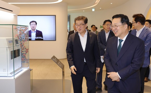 이장우 대전시이 24일 ㈜바이오니아를 방문해 바이오 주요 시설을 견학하고 있다. ⓒ 대전시