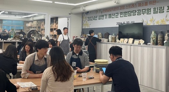 지난 22일 민원 담당 공무원 대상 힐링프로그램 진행 모습. ⓒ 예산군