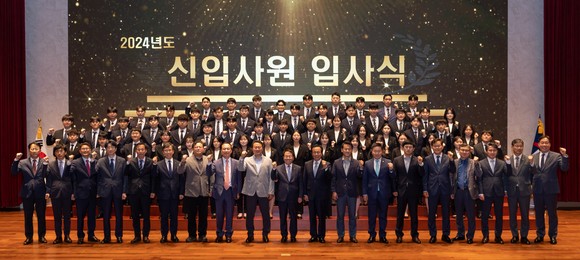 '2024년도 상반기 신입사원 입사식'을 개최 후 단체기념촬영을 하고 있다. ⓒ 서부발전
