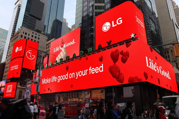 지난 7일 미국 뉴욕 타임스스퀘어 전광판에서 LG전자 'Life's Good' 글로벌 캠페인 홍보 영상이 상영되는 모습. ⓒ LG전자