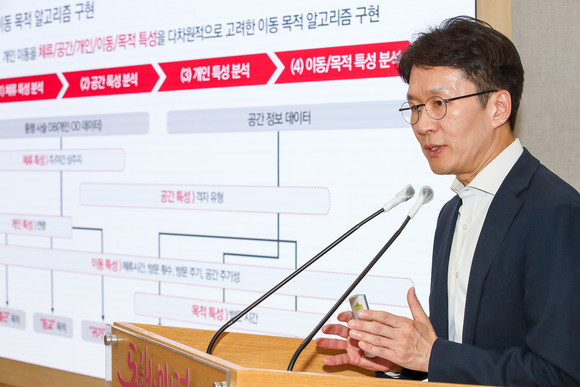 최준기 KT AI사업본부장(상무)가 28일 열린 '수도권 생활이동 데이터 개방' 기자단 설명회에서 수도권 생활이동 개발 방법에 대해 설명하고 있다. ⓒ KT