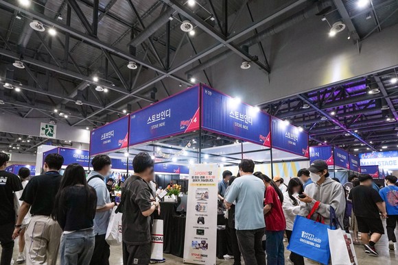 스마일게이트 게임 플랫폼 스토브가 2024 플레이엑스포에서 진행한 부스. ⓒ 스마일게이트