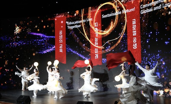 청중들이 2024 글로컬 미래교육 박람회 개막식을 지켜보고 있다. ⓒ전남도교육청