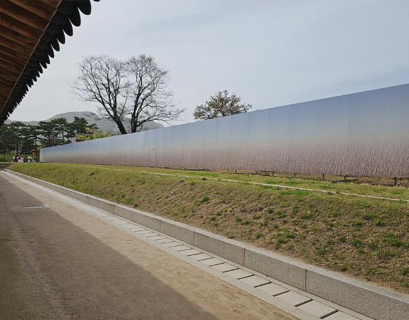경복궁 영훈당 권역 복원공사 현장에 설치된 포스아트 아트펜스 . ⓒ 포스코