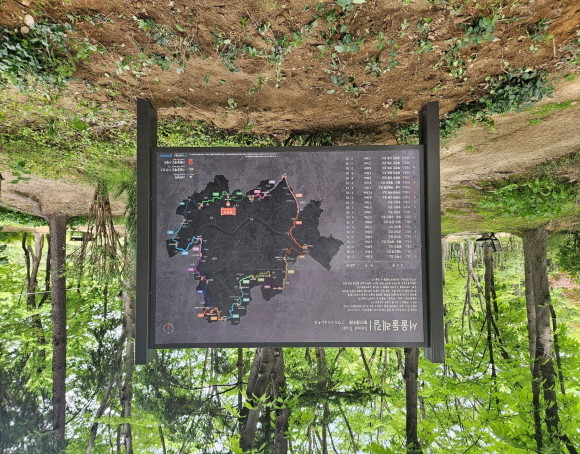 매헌 시민의 숲에 설치된 포스아트 서울둘레길 2.0 종합표지판. ⓒ 포스코