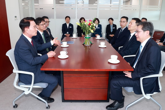 박동식 사천시장이 윤영빈 우주항공청장에게 사천시의 지원시책을 설명하고 있다. ⓒ 사천시