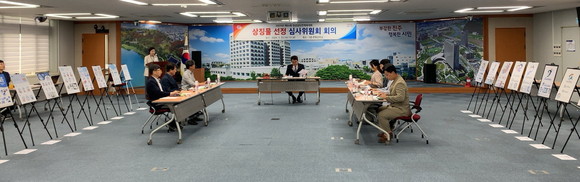 진주시가 2025년 제64회 경상남도민체육대회 상징물을 선정하고 있다. ⓒ 진주시