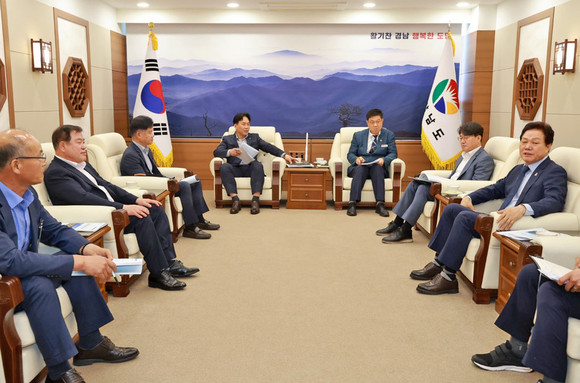 이승화 산청군수가 박완수 경남도지사에게 주민숙원사업을 설명하고 있다. ⓒ 산청군