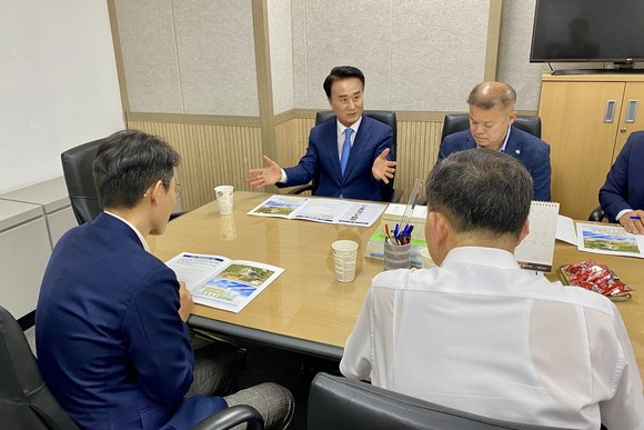 박동식 사천시장이 국가보훈부 보훈단체협력관에게 현압사업들을 설명하고 있다. ⓒ 사천시