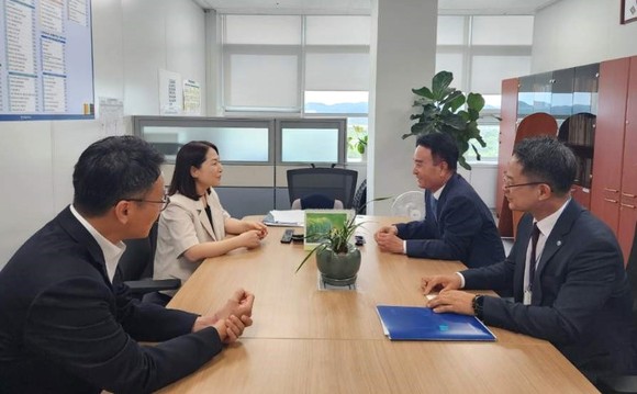 박동식 사천시장이 지방재정국장에게 사천시 주요사업들을 설명하고 정부지원을 요청하고 있다. ⓒ 사천시
