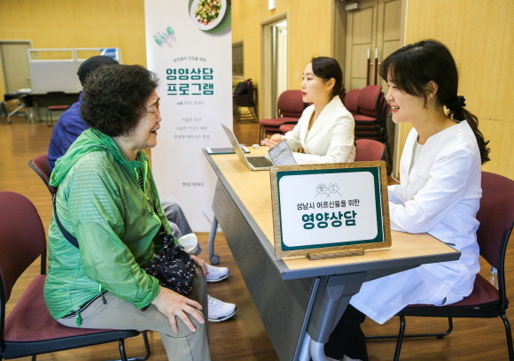 현대그린푸드는 29일, SCL 및 성남시독거노인센터와 함께 성남시 독거노인에게 건강검진과 전문 질환식단을 포함한 '토탈 건강관리 솔루션'을 제공한다고 밝혔다. © 현대그린푸드
