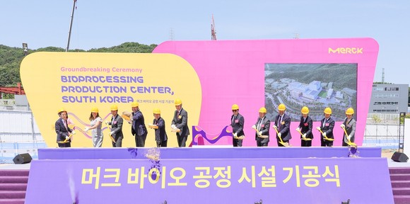 지난 29일 둔곡지구에 들어서는 글로벌 과학기술 선도기업인 바이오프로세싱 생산센터 착공식을 개최하고 있다. ⓒ 대전시