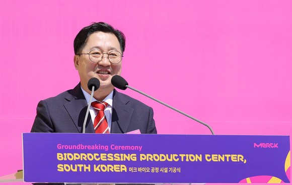 이장우 대전시장이 지난 29일 바이오프로세싱 생산센터 착공식에 참석해 축사를 하고 있다. ⓒ 대전시
