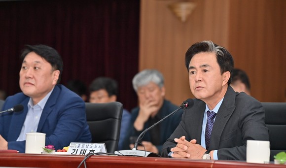 김태흠 지사는 30일 도청 대회의실에서 '유학생 경제적 자립 및 지역정착을 위한 업무 협약'을 체결했다. ⓒ 충남도