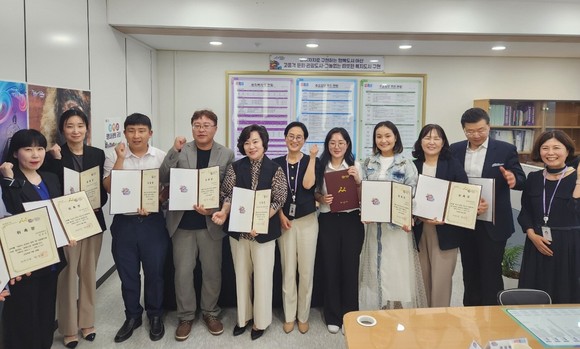 지난 28일 아산시청 문화복지국장실에서 '2024년 상반기 아산시 외국인 주민 및 다문화가족 지원협의회 정기회의'를 개최 후 기념촬영을 하고 있다. ⓒ 아산시