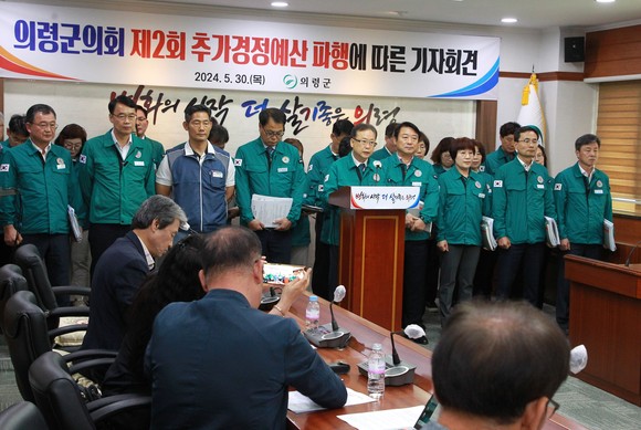 의령군 공무원들이 기자회견을 열고 김규찬 군의장의 지방자치법 위반을 지적하고 있다. ⓒ 프라임경제